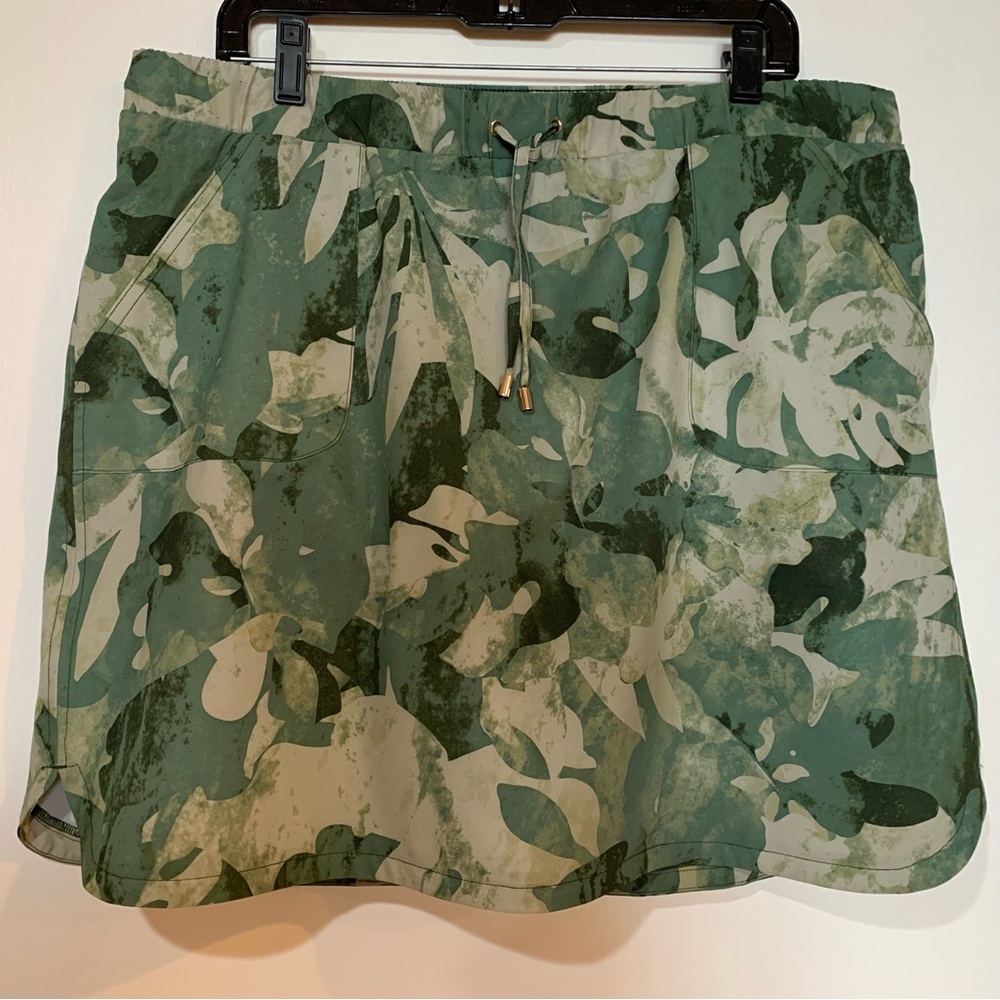 Chico’s Women 14, (2.5) green leaf, pull on, elastic waistband w pockets skort.